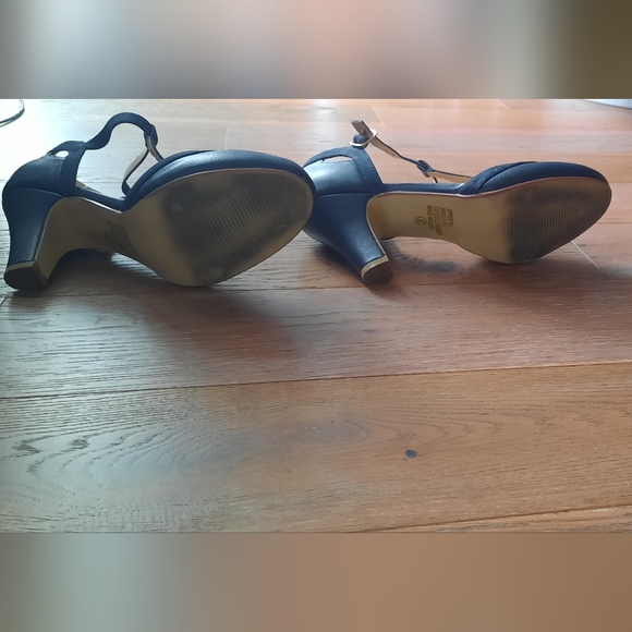 Journee Collection Womens T-Strap Round Toe Mary Jane Pumps - Picture 9 of 9